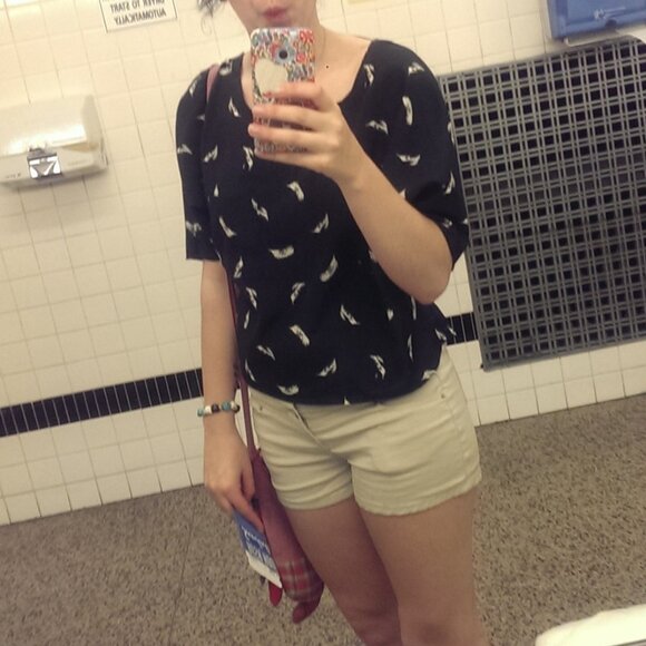 Y2k tumblr era Vibes Falling Feathers Boxy Shirt - small - Picture 8 of 8